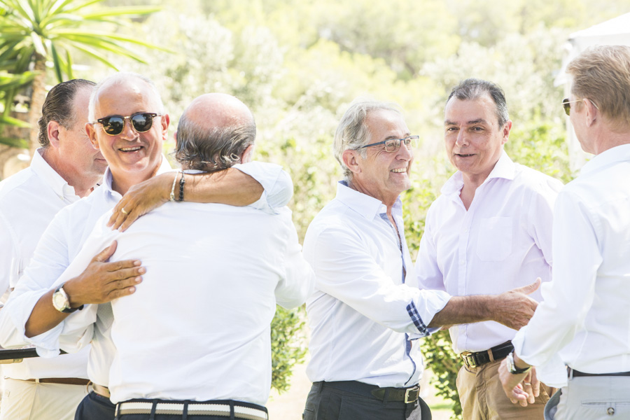 Jaume Matas saluda a Federico Michavila en presencia de Vicente Folgado y Salvador Navarro
