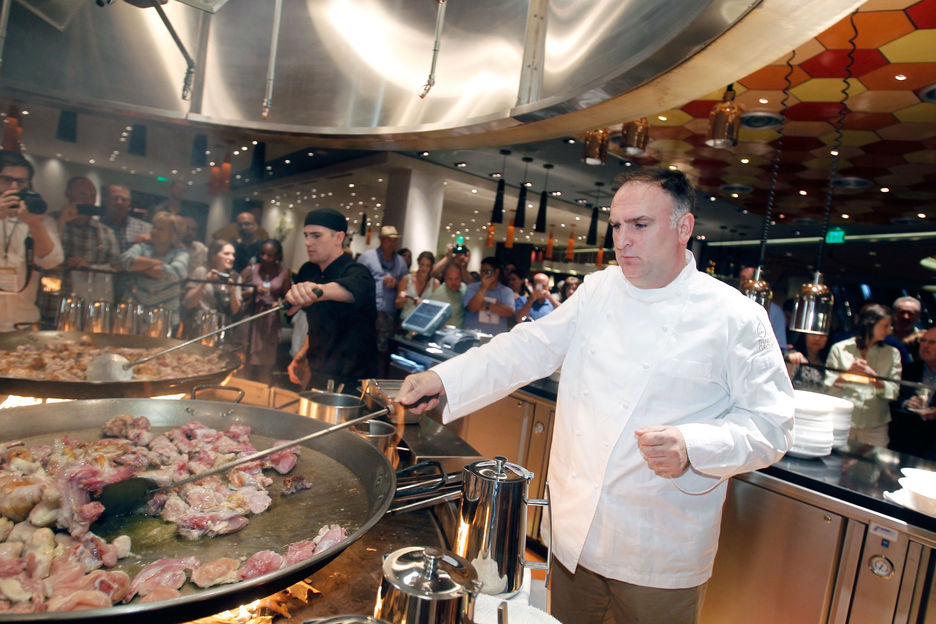 El chef José Andrés frente a su espectacular paellero 'indoor' en Las Vegas