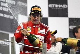 Alonso celebra su segundo puesto en Abu Dabi