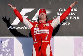Alonso celebra su victoria en Bahrein en 2010