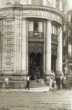 La sede del Banco de Valencia en el año 1957, tras la riada