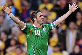 Robbie Keane celebra un gol
