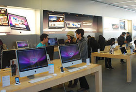 Compradores en la Apple Store Valencia