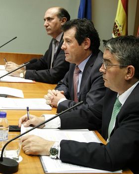 El vicepresidente Císcar habla flanqueado por Verdeguer y Vela