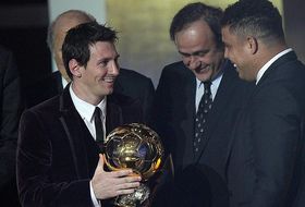 Messi recibió el balón de oro de manos de Ronaldo
