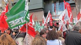 Los sindicatos protestaron ayer en la Conselleria de Sanidad