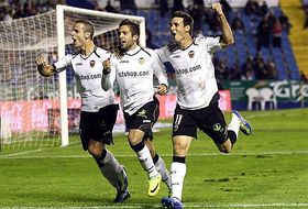 Soldado, Jordi y Aduriz celebran el gol en Liga