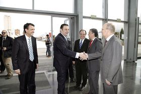 Buch, primero por la derecha, saludando a Gerardo Camps y Jorge Vela en 2011 durante el certamen Forinvest