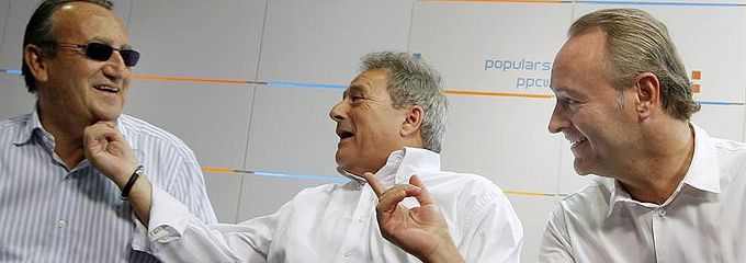 Carlos Fabra bromea con Alfonso Rus y Alberto Fabra en la sede del PP