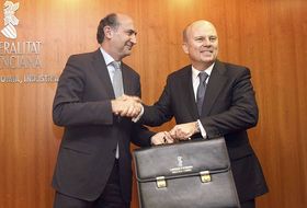 Entique Verdegue (a la izquierda) dejó una pesada herencia a su sucesor en la consellertia de Economía, Máximo Buch