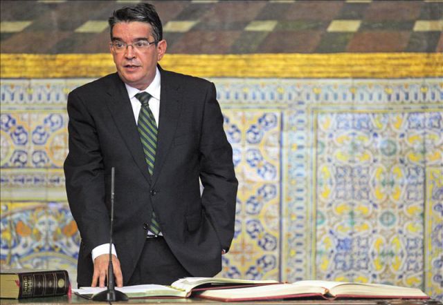 José Manuel Vela en el momento de jurar su cargo como conseller de Hacienda