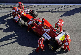 Alonso con los mecánicos