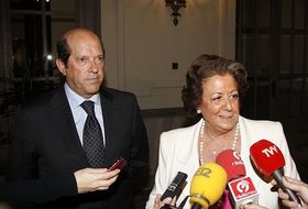 Manuel LLorente (Valencia CF) con la alcaldesa Rita Barberá
