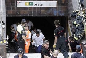 Personal sanitario y bomberos en la estación de Jesús tras el accidente
