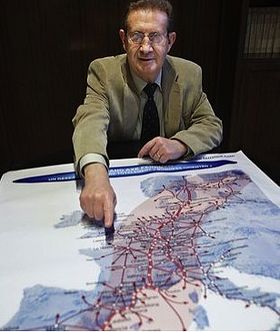 Joan Amorós, secretario de Ferrmed, con un mapa ferrroviario europeo