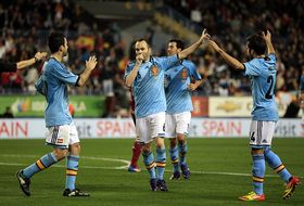Iniesta celebra el primer gol de España