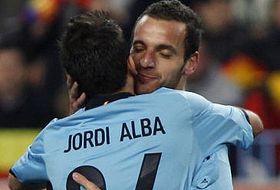 Soldado y Alba celebran el último gol
