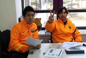 Pepe en el despacho junto a un entrenador coreano