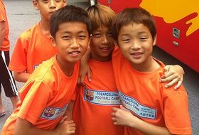 Tres niños coreanos de la escuela 