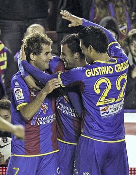 Barkero celebra su gol con Ghezzal y Cabral