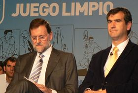 El diputado Antonio Román junto a Mariano Rajoy