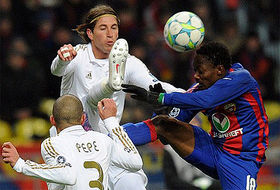 Ramos y Pepe pelean un balón