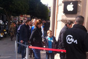 Sigue la cola en la Apple Store de Valencia