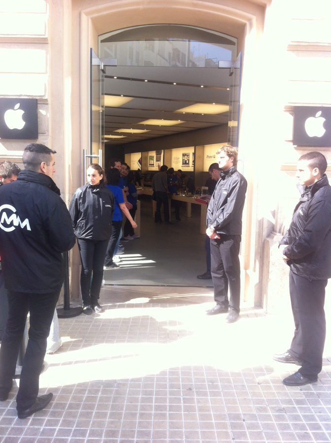 El nuevo iPad levanta expectación en la Apple Store de Valencia