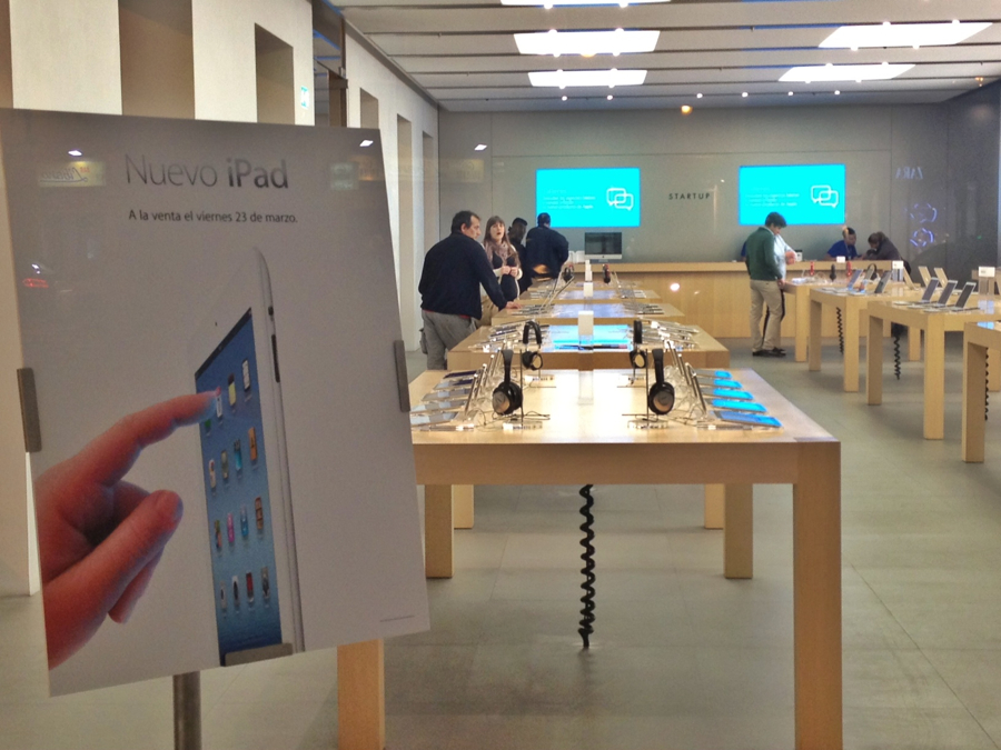 El nuevo iPad levanta expectación en la Apple Store de Valencia