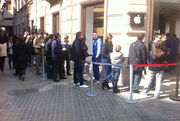 Sigue la cola en la Apple Store de Valencia