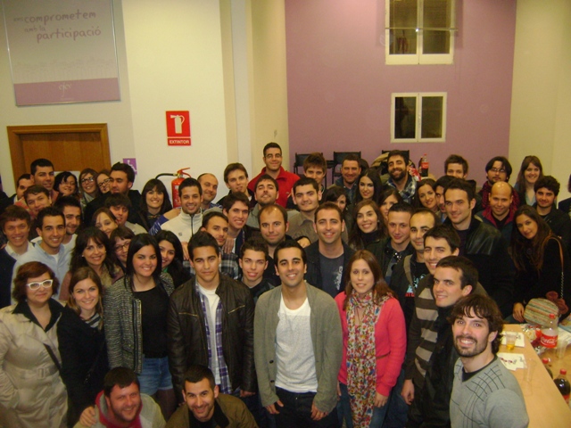José Muñoz rodeado de dirigentes y militantes de Juventudes Socialistas
