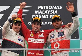 Pérez (2º), Alonso (1º) y Hamilton (3º)