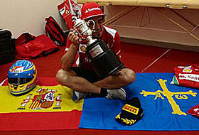 Alonso junto a la Copa de ganador
