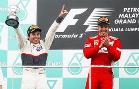 Checo Pérez junto a Alonso en el podium
