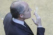 Francisco Camps se fuma un cigarrillo en una pausa en Les Corts