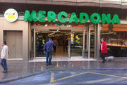 Mercadona levanta la persiana en su tienda del centro de Valencia sin problemas