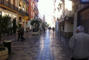 La céntrica calle Juan de Austria de Valencia, con algunos comercios cerrados y otros (la mayoría) abiertos