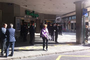 La policía custodia la entrada a El Corte Inglés por la plaza de los Pinzado, en Valencia