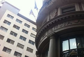 Sede del Banco de Valencia y, al fondo, el edifico de BBVA