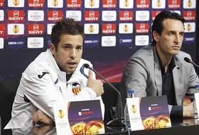 Jordi Alba y Unai Emery en la rueda de prensa