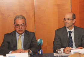 Juan Latorre y Bernardo Vargas Gómez, en la presentación del informe