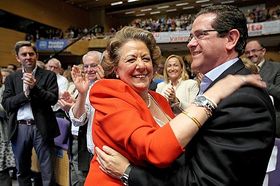 Rita Barberá abraza a Jorge Bellver