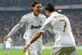 Ozil celebra su gol con Cristiano 