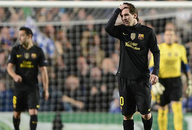 Messi se lamenta con Xavi y Valdés al fondo