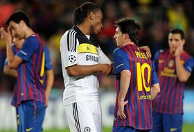 Drogba consuela a Messi al final