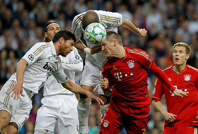 Schwensteiger y Pepe pugnan por una pelota