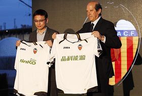El presidente de Jinko Solar, Xiande Li y Manuel Llorente 