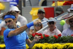 Federer golpea de derechas