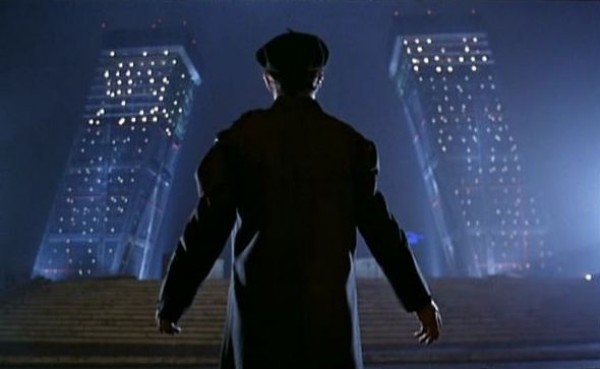 Fotograma de la película 'El día de la bestia'. Álex Angulo frente a las torres Kio.