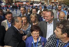 Alberto Fabra saluda a Carlos Fabra a su llegada al congreso